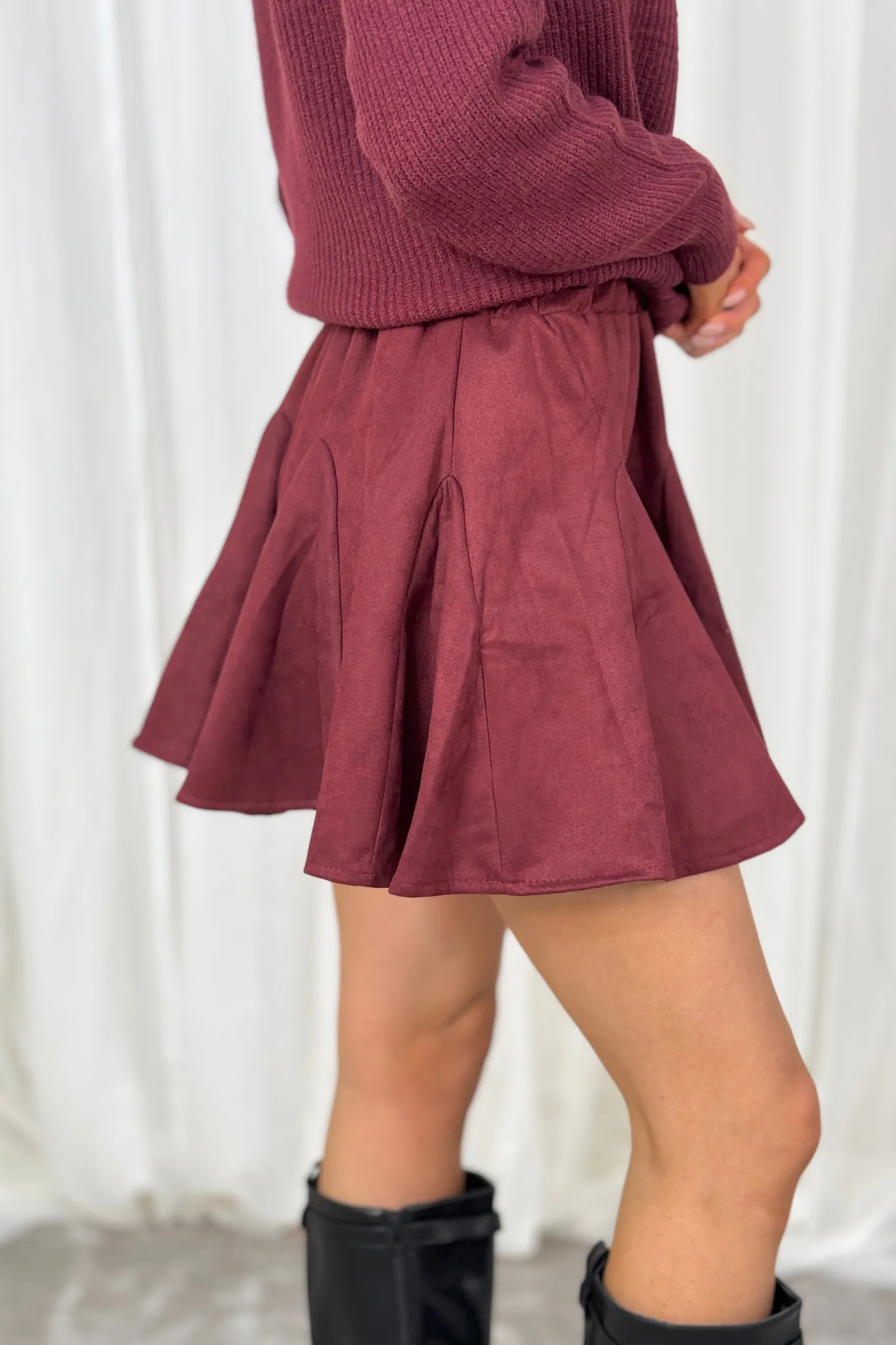 Caitlyn Pleated Faux Suede Skirt In Burgundy